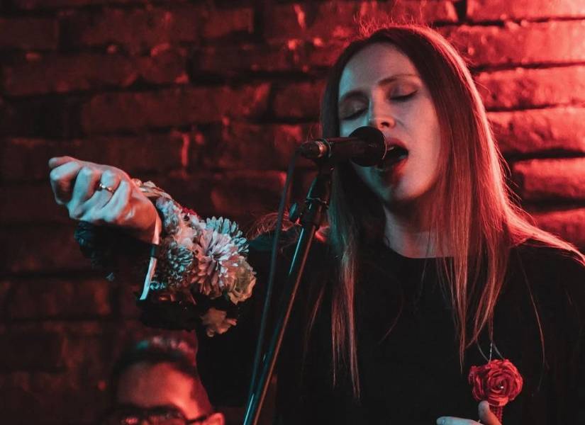 Entre sus influencias, ella enumera algunas referencias de la música nacional: Carlota Jaramillo, el Duo Benitez-Valencia, Las Tres Marías de Chota, entre otros.