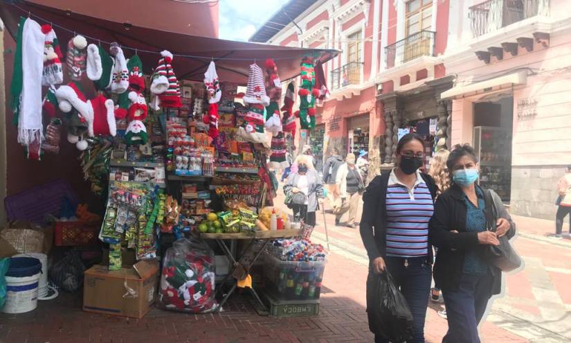 En las calles Chile y Cuenca hay un puesto con artículos navideños.