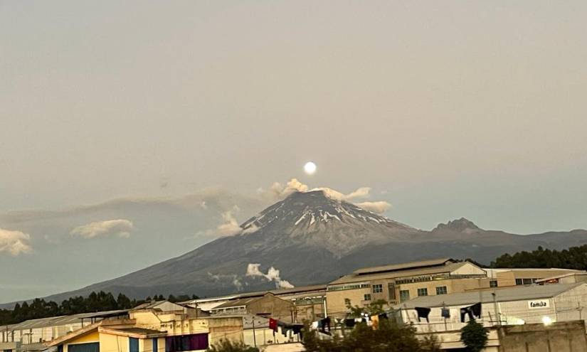 La luna se ubica sobre la cima del volcán Cotopaxi.