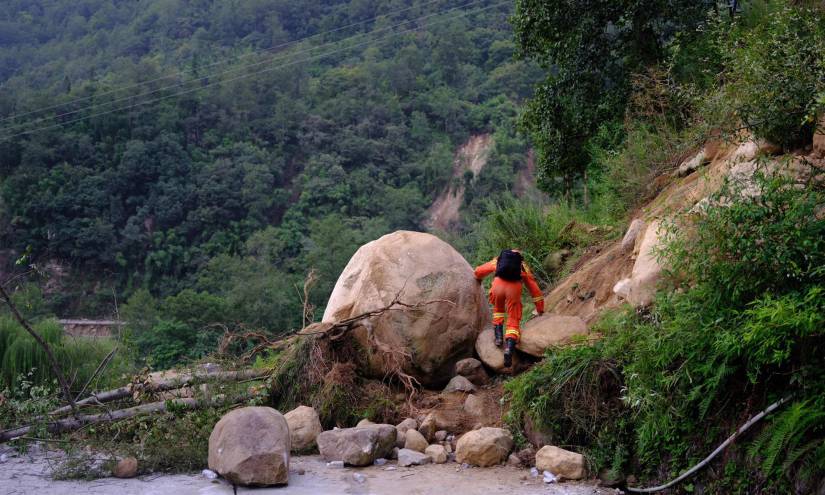 Los rescatistas se movilizaron en las zonas afectadas tras el sismo.