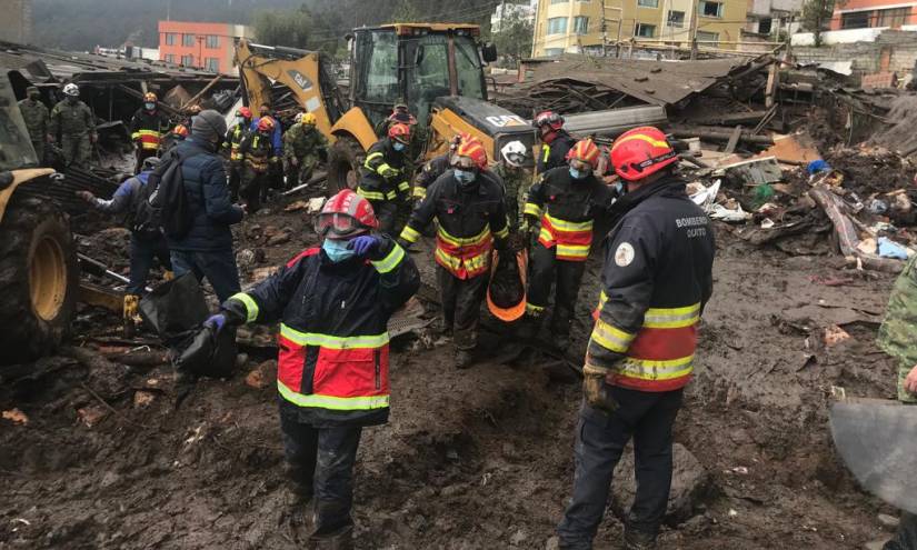 Personal del Cuerpo de Bomberos rescata un cadáver en la zona 0 del aluvión.