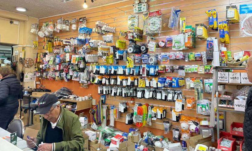 Un vendedor atiende su ferretería en Quito