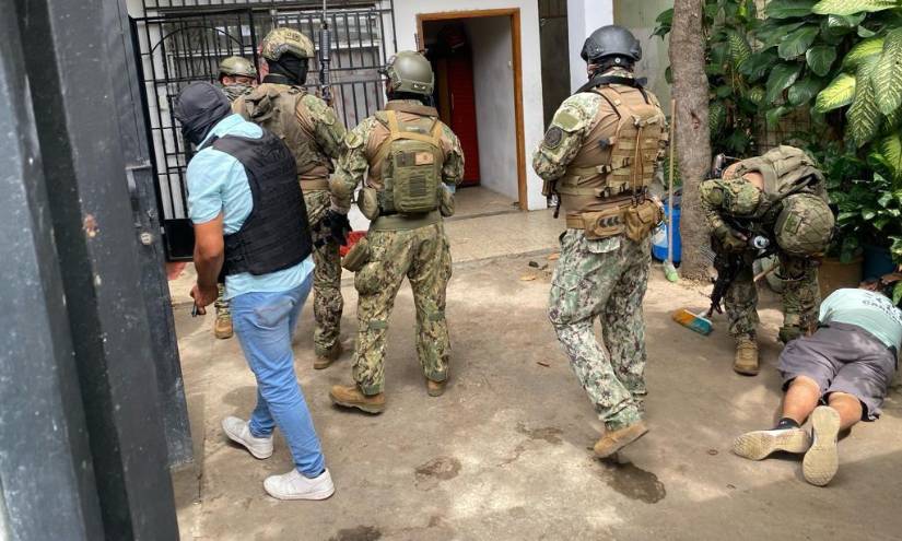 Imágenes del allanamiento de la casa de Alias Fito, en el norte de Manta.