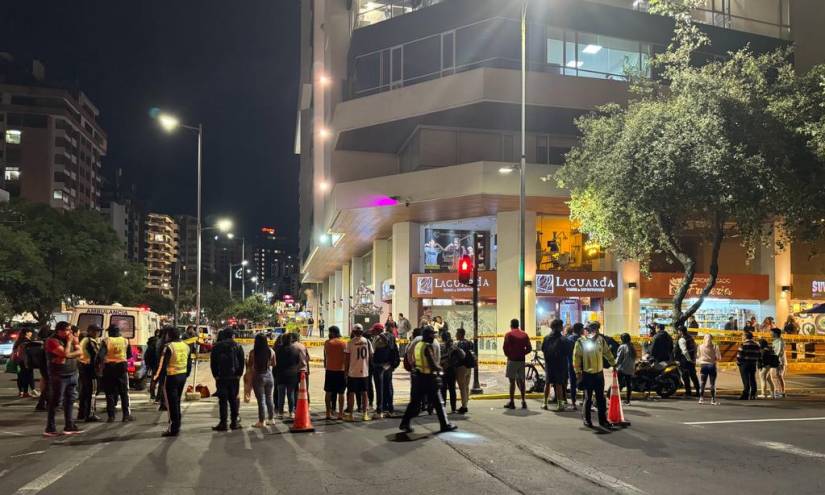 Decenas de curiosos se acercaron a ver lo que sucedió en la av. De los Shyris.