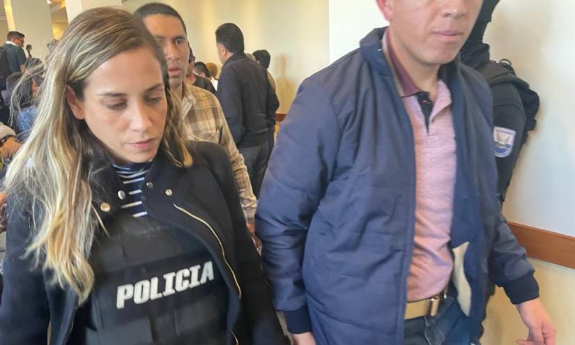 Andrea González Nader utilizó un chaleco antibalas durante la rueda de prensa.