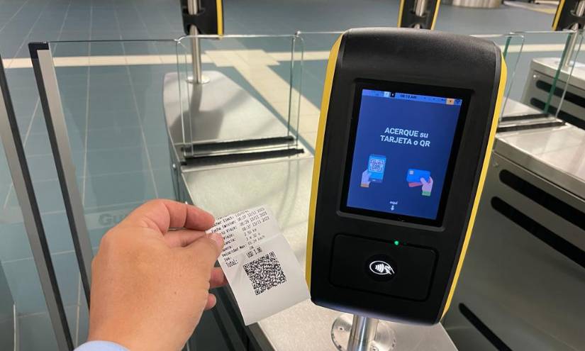 Uno de los validadores de la estación Iñaquito del Metro, norte de Quito.