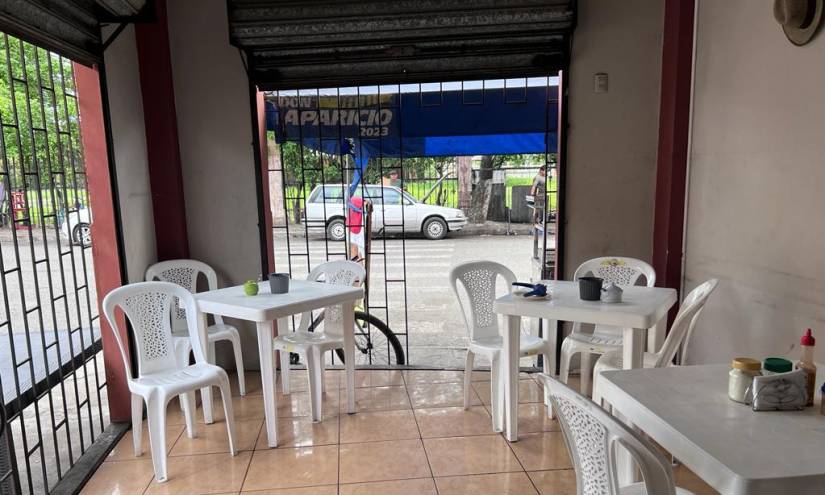 Un restaurante sin clientes en la cooperativa María Piedad, en Durán.
