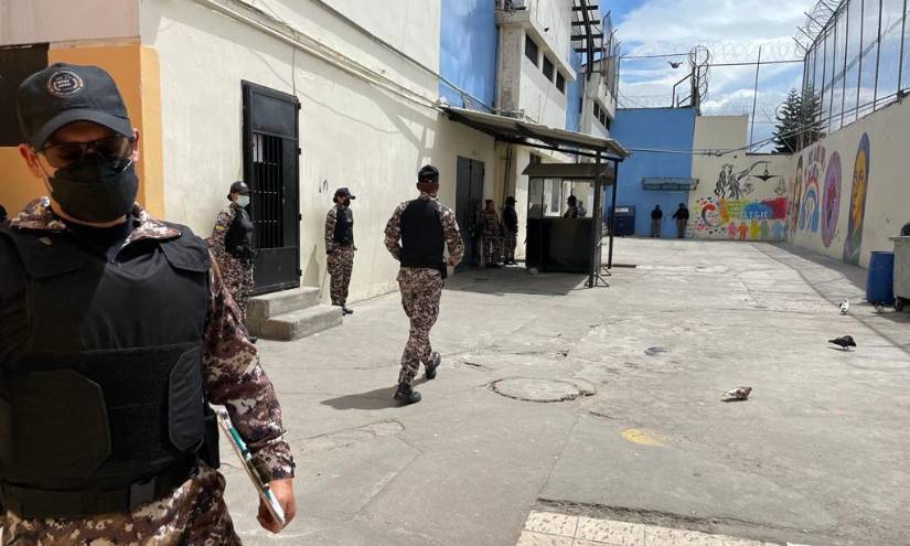 Los futuros guías recorren los pabellones de la cárcel de El Inca como parte sus prácticas.