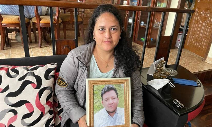 Lorena Cortez muestra la fotografía de su esposo fallecido tras la emergencia.