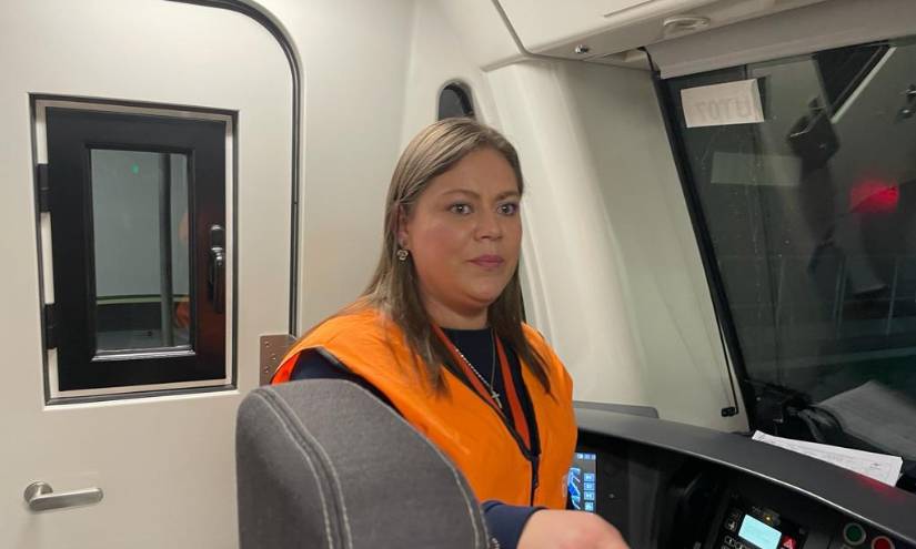Doris Simbaña junto al panel de control en uno de los trenes del Metro de Quito.