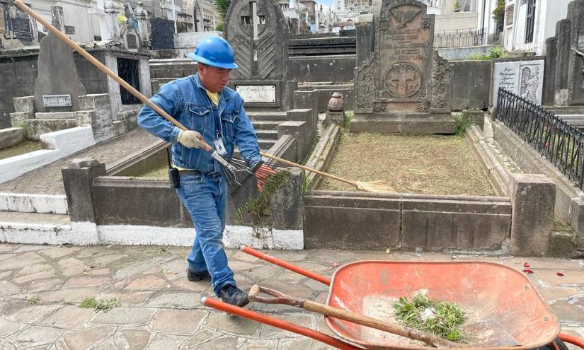Fausto Ruiz limpia una lápida del pabellón 6 de San Diego.