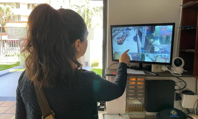 Burbano muestra uno de los sistemas de vigilancia que funciona en un edificio.