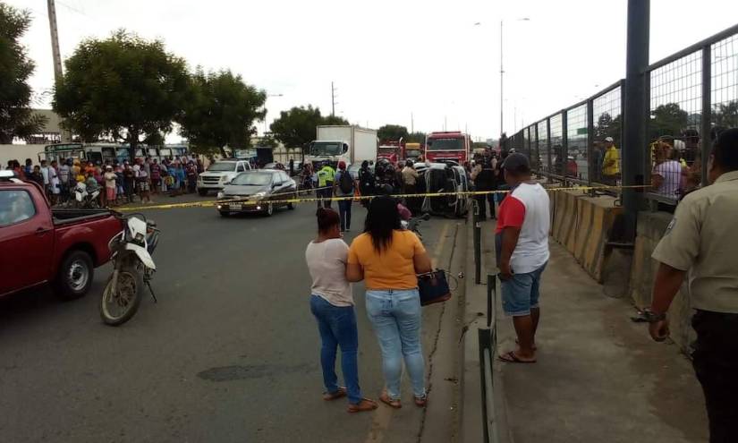 El vehículo del cabo Cortez quedó volcado y su cuerpo tendido en el parterre.