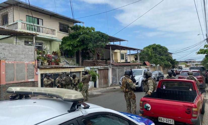 Imágenes del allanamiento de la casa de Alias Fito, en el norte de Manta.