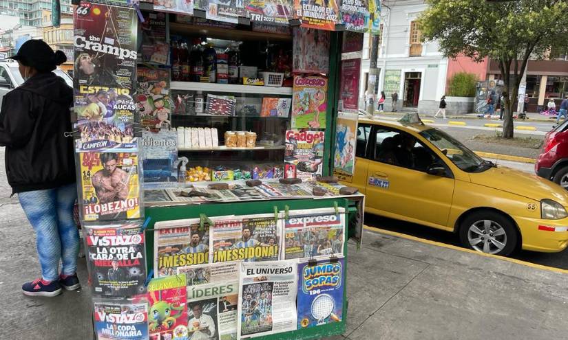 Un quiosco en las avenidas 10 de Agosto y Patria, bajo el Puente del Guambra.