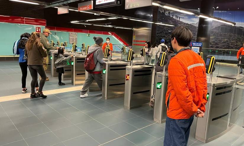 Uno de los agentes en la estación La Carolina, norte de Quito.