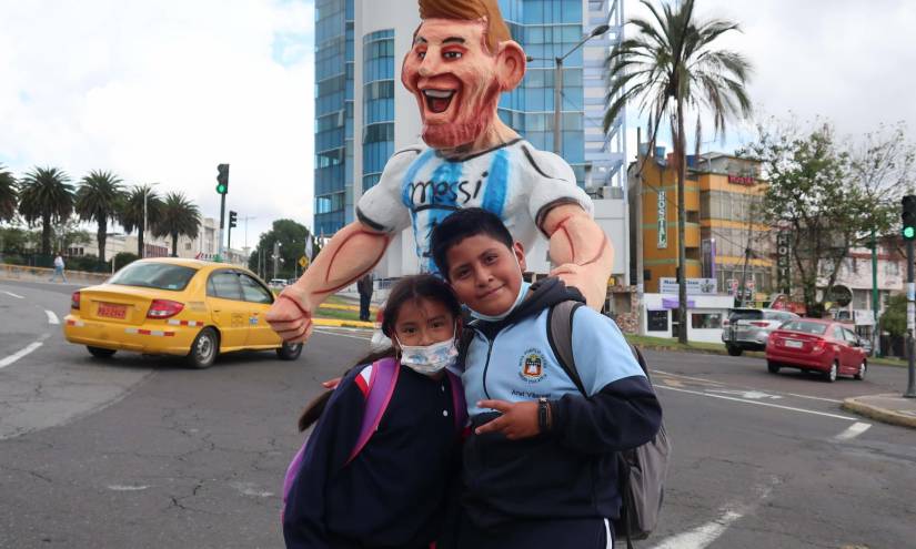 AME2870. QUITO (ECUADOR), 28/12/2022.- Dos personas posan junto a un monigote de Lionel Messi.