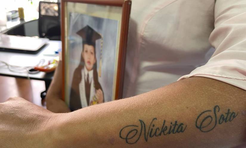Natalia Soto muestra el brazo izquierdo en el que se tatuó el nombre de su hija.