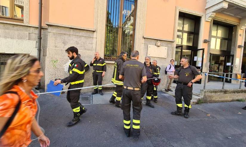 Bomberos cercando la zona donde ocurrió el incidente.