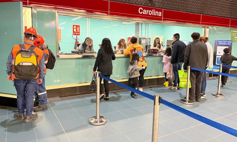 Gente hace fila junto a las ventanillas.