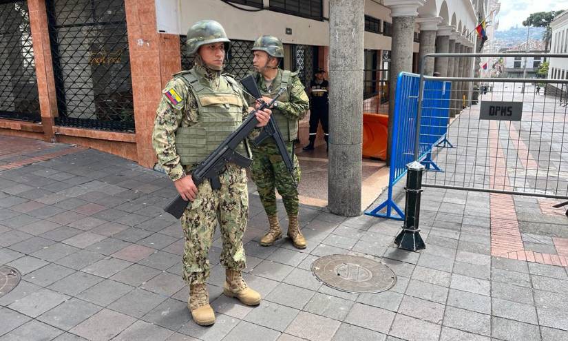 Soldados custodian los accesos a la Presidencia de la República.