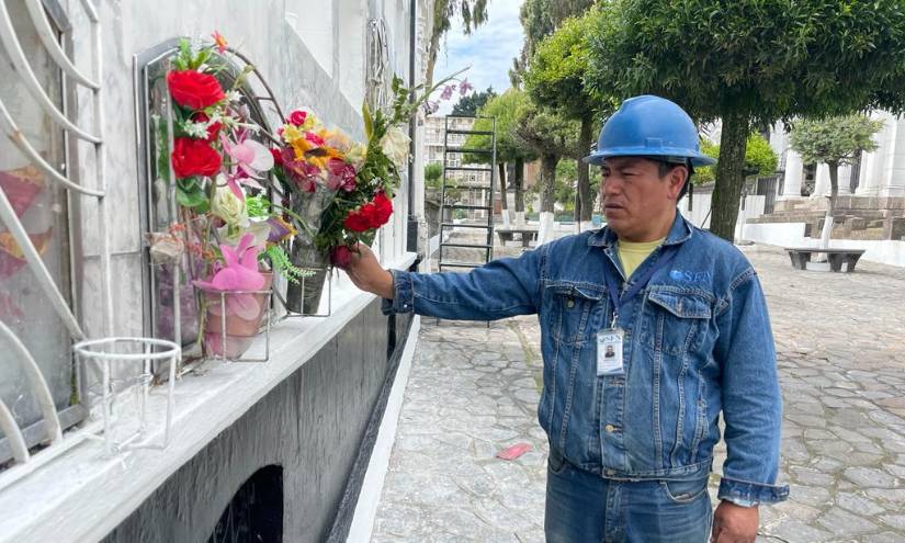 Juan Parco es uno de los panteoneros del cementerio de San Diego.