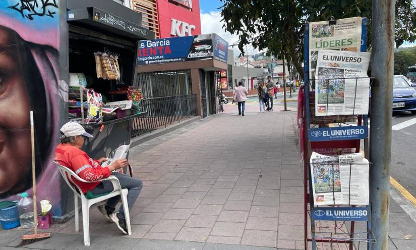 La voceadora Eugenia Peralta en su puesto de las avenidas Patria y 6 de Diciembre.