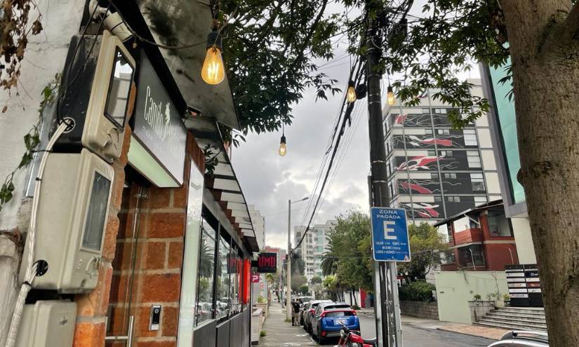 Un local con sus focos prendidos en La Pradera