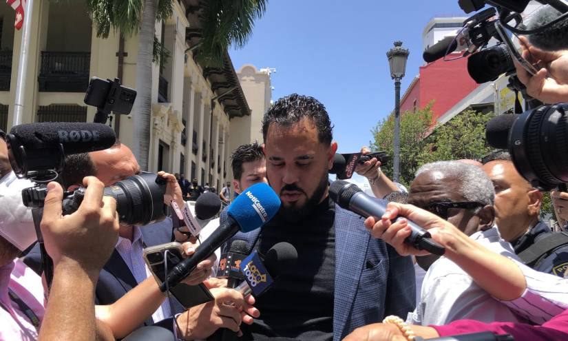 El productor puertorriqueño de música urbana, Raphy Pina, habla con los periodistas hoy a su salida del tribunal federal en el Viejo San Juan, Puerto Rico.