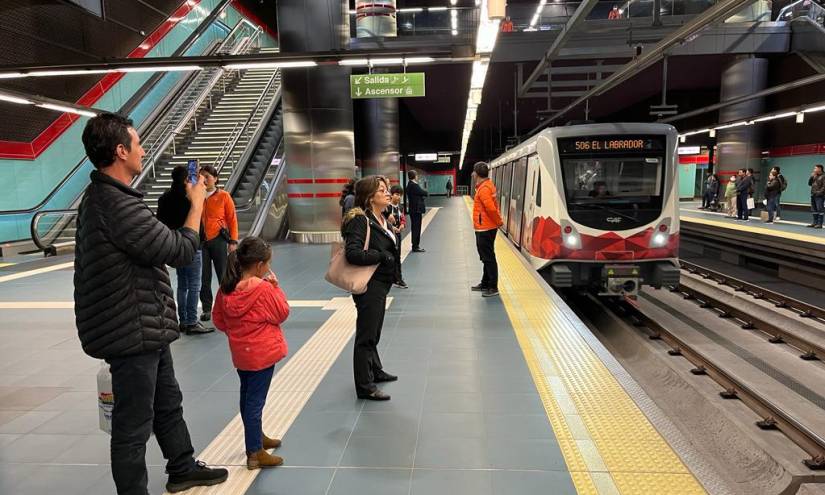 Miles de usuarios acuden diariamente a la estación El Recreo del Metro de Quito.