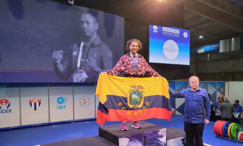 Angie Palacios posa con la bandera de Ecuador