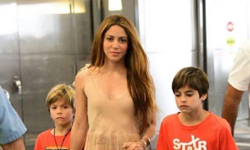 Imagen de archivo de Shakira junto Sasha y Milan.