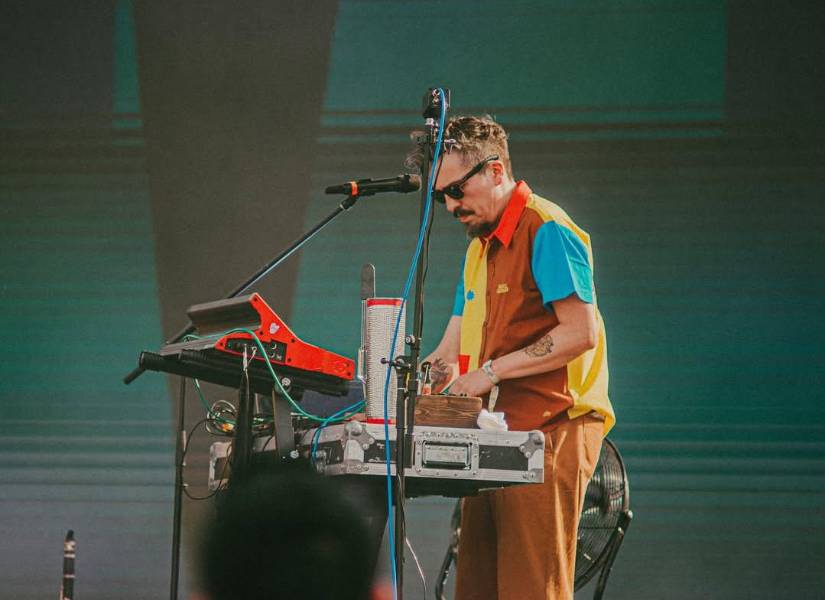 Frente Cumbiero, liderado por el bajista y guacharaquero Mario Galeano, extrae la raíz sonora de los ritmos caribeños -como la cumbia, el porro, el bullerengue, el vallenato, el mapalé, el merengue, la puya y el son- y los mezcla con otros géneros cómo la electrónica y el dubstep.