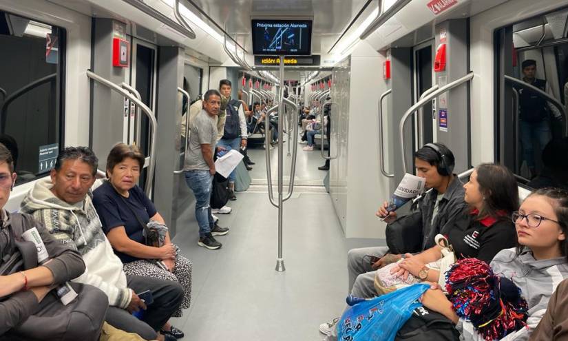 Un grupo de pasajeros al interior de un tren del Metro de Quito.