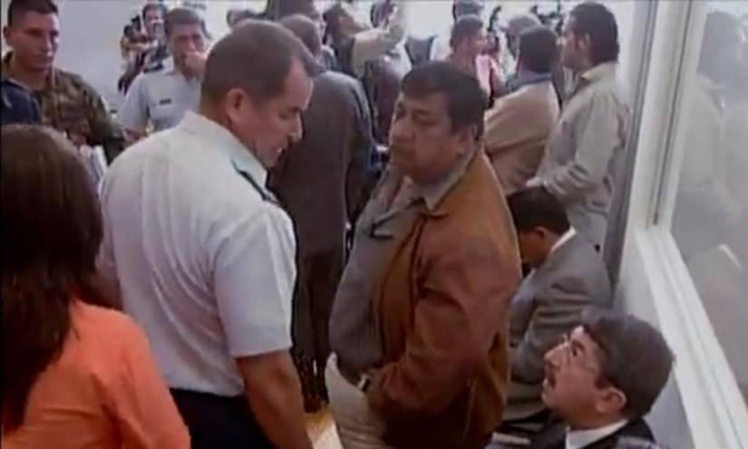 Instante en el que Bohórquez (izq.) amenaza a Gabela en la Asamblea Nacional.