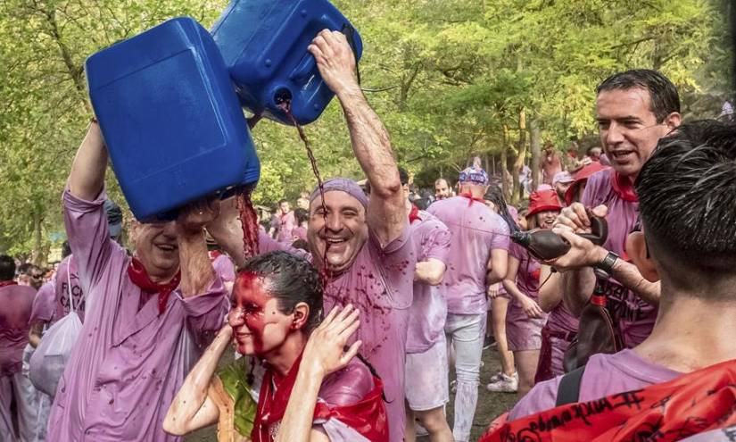 La gente lanzándose vino en la tradicional Batalla.