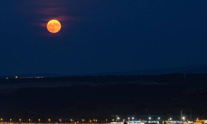 Superluna vista este jueves desde Logroño. La luna llena de julio llamada también Superluna de ciervo, época en la que los ciervos machos desarrollan sus grandes cornamentas para la berrea y el apareamiento.