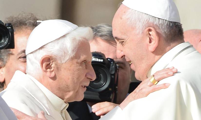 El Papa Emérito Benedicto XVI (i) saluda al Papa Francisco (d) durante una misa por las personas mayores en la Plaza de San Pedro, una foto de archivo.