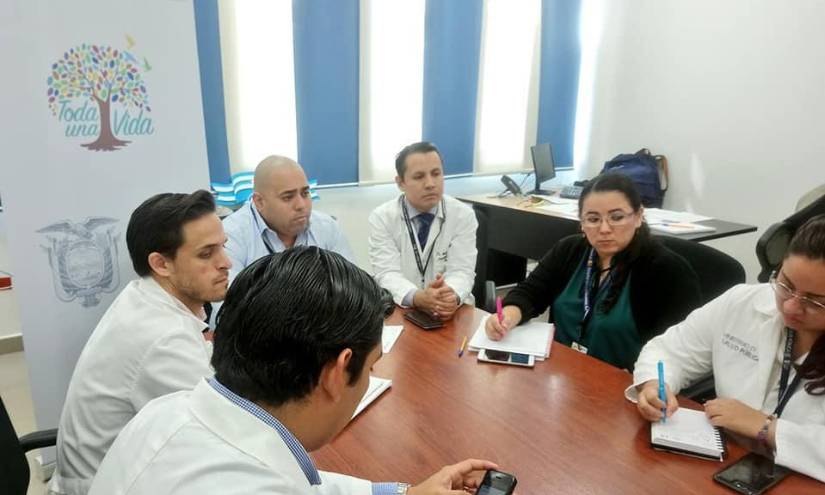 Álvaro Ponce Almazán centro de la mesa) como gerente del Hospital Guasmo Sur.