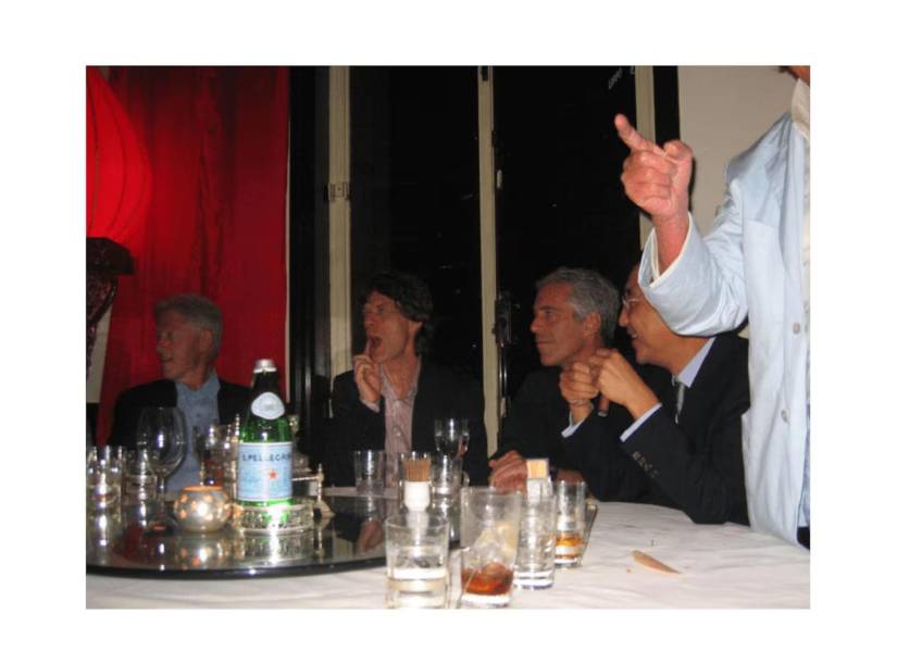 En esta foto, aparece Epstein junto al cantante Mick Jagger (c) y el expresidente Bill Clinton (i).