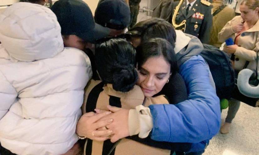 Imagen de la vicepresidenta Verónica Abad en el aeropuerto de Quito el viernes 8 de diciembre, previo a tomar un vuelo.