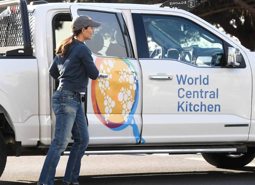 Fotografía de la actriz Jennifer Garner realizando trabajo humanitario