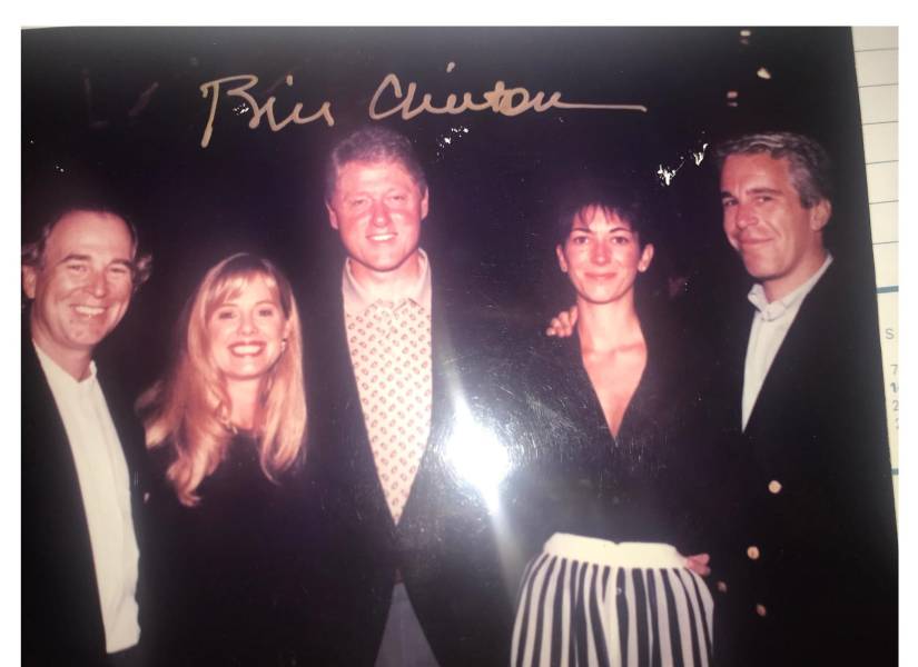 Fotografía sin fecha específica donde aparece Jeffrey Epstein (d), Ghislaine Maxwell (2d) y el expresidente Bill Clinton (c).