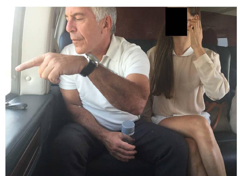 Fotografía sin fecha específica de toma, publicada por los demócratas del Comité de Supervisión de la Cámara Baja (Oversight Dems), que muestra a Jeffrey Epstein (i) con una mujer no identificada en un avión.