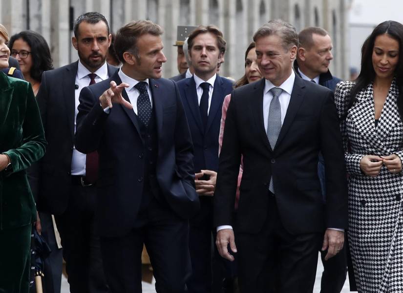 El presidente de Francia, Emmanuel Macron (C-I) y el primer ministro esloveno, Robert Golob (C-D), se reúnen para ver la presentación de los coches eléctricos de Renault que se producirán en Eslovenia, presentados en Liubliana, Eslovenia, 21 de octubre de 2025.
