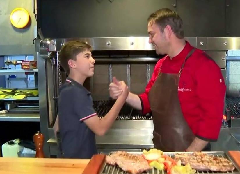 Maximiliano y Leandro Buratovich estrechando manos tras terminar una parrillada.