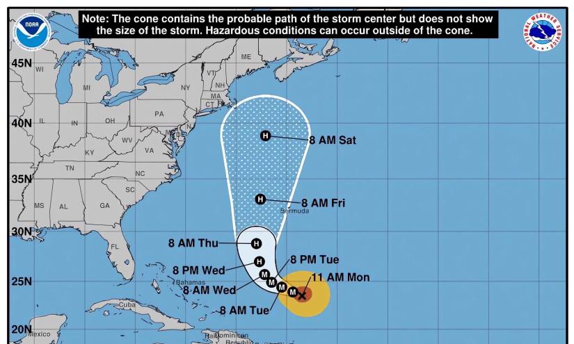 Imagen cedida este lunes por el Centro Nacional de Huracanes (NHC) de Estados Unidos donde se muestra el pronóstico de cinco días del paso del huracán Lee por el Atlántico