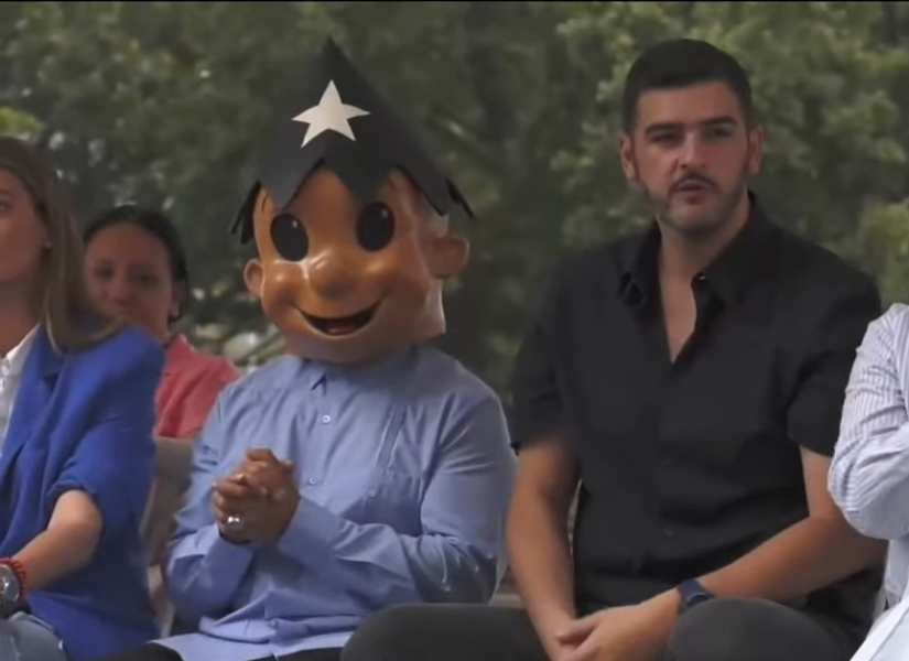 Foto de Juan Pueblo con Aquiles Álvarez, alcalde de Guayaquil.