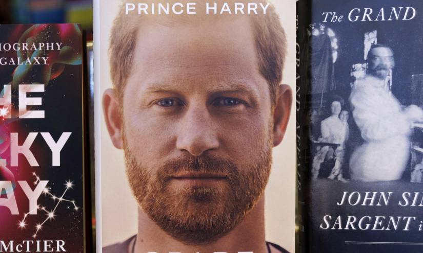 Cambridge (United States), 10/01/2023.- Copies of the book 'Spare' by Prince Harry on the shelf at the Harvard Book Store in Cambridge, Massachusetts, USA, 10 January 2023. The British royal's autobiography was released across the US on 10 January 2023. (Estados Unidos) EFE/EPA/CJ GUNTHER