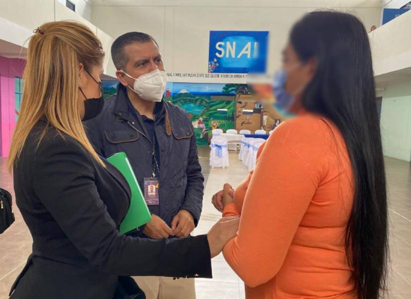 22 de enero de 2022, Claudia Garzón y Pablo Ramírez visitan la cárcel de Cotopaxi.